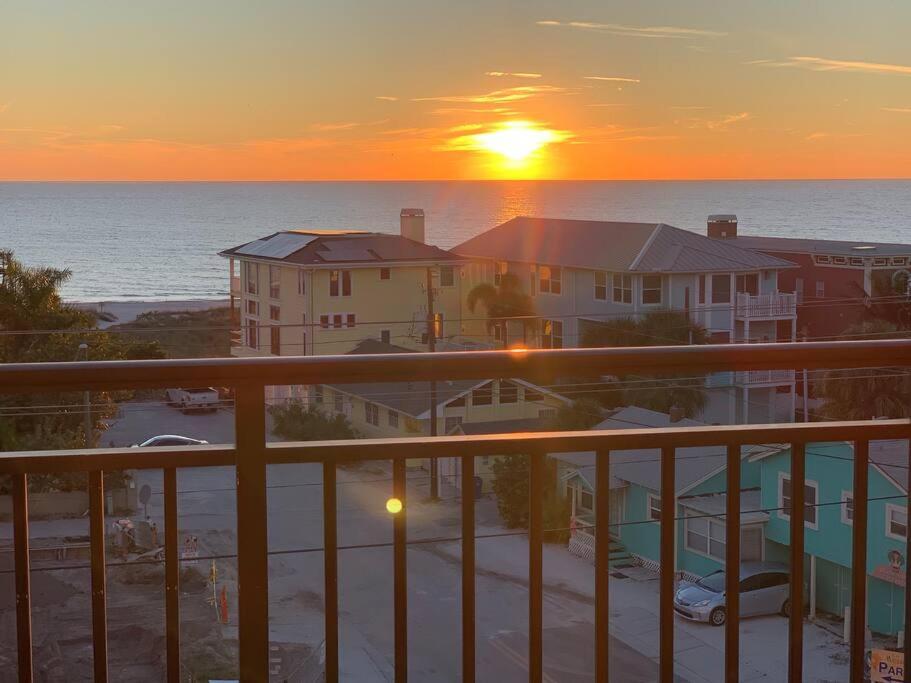 Gulf Coast Gold Private Condo - 2Bed, 2Bath, Sleep 6, Across Street From Beach, Balcony Views Of Sunsets, Beach & Gulf, Pool, Gym St. Pete Beach Exterior foto